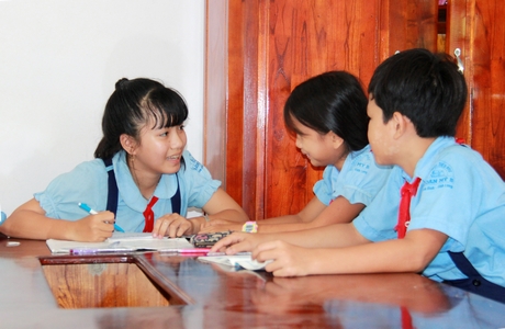 Thạch Thị Kim Ngân (bìa trái) cùng các bạn trong giờ học.