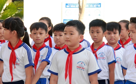 Bé Nguyễn Minh Duy (giữa) đạt danh hiệu “Cháu ngoan Bác Hồ” năm 2020.