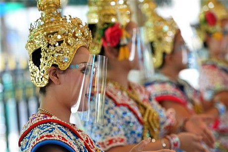 Các vũ công đeo mặt nạ phòng lây nhiễm COVID-19 trong buổi biểu diễn tại Đền Erawan ở Bangkok, Thái Lan. Ảnh: THX/TTXVN