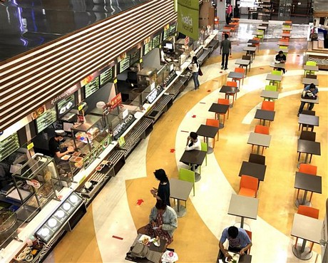 Biện pháp giãn cách xã hội được tuân thủ tại khu ăn uống của một trung tâm thương mại ở Bangkok. Ảnh: Ngọc Quang - PV TTXVN tại Thái Lan