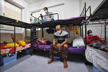 Công nhân tại S11, khu nhà tập thể khổng lồ dành cho lao động nhập cư tại Singapore, vào tháng 4/2020. Ảnh: Reuters 