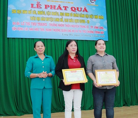  Lãnh đạo UBND huyện Long Hồ trao thư cảm ơn cho nhà tài trợ.