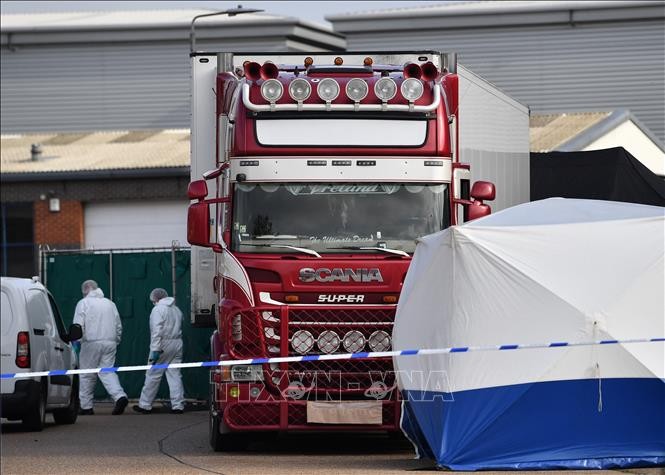 Cảnh sát điều tra tại hiện trường vụ 39 thi thể được tìm thấy trong xe container ở Grays, hạt Essex, Anh ngày 23/10/2019. Ảnh: AFP/TTXVN