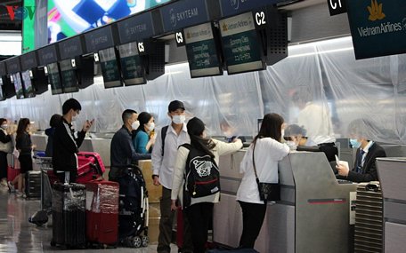 Công dân Việt Nam về nước từ sân bay Narita, Nhật Bản, trong mùa Covid-19.