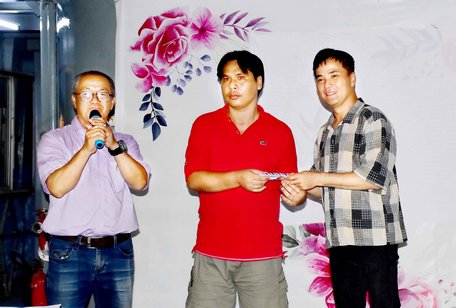 Ca sĩ Chế Thanh (bên phải) trao số tiền ủng hộ anh Trần Thanh Trường.