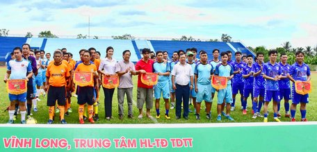 BTC trao cờ lưu niệm cho các đội bóng và anh Trần Thanh Trường.