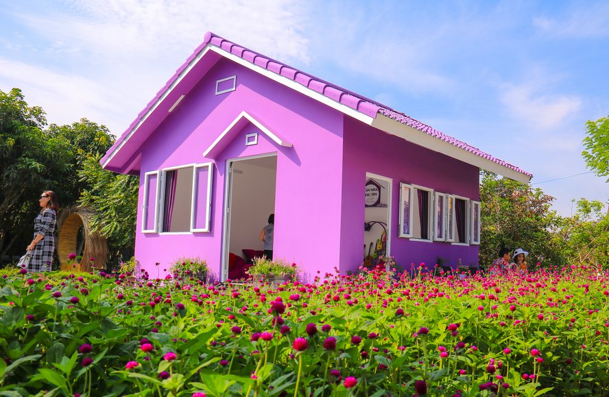 “ Căn nhà màu tím - Coffee- Phim trường” được hoàn thành trong 6 tháng với tông màu chủ đạo là tím.