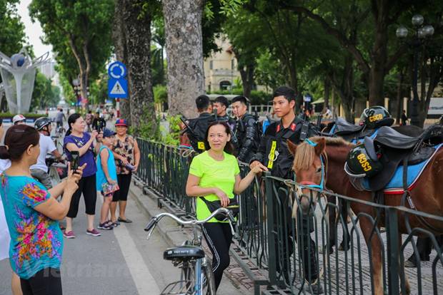  Bắt đầu từ 7h15 phút đến 7h45 phút, lực lượng Cảnh sát cơ động Kỵ binh diễu hành trên đường Độc Lập (quận Ba Đình, Hà Nội), tại khu vực trước Tòa nhà Quốc hội và Lăng Chủ tịch Hồ Chí Minh. (Ảnh: Minh Sơn/Vietnam+)