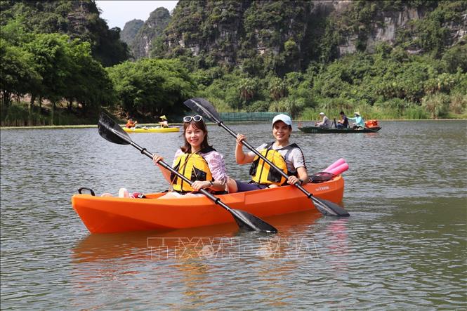 Khách du lịch đến Tràng An (Ninh Bình) sẽ được trải nghiệm sản phẩm mới, chèo thuyền kayak.