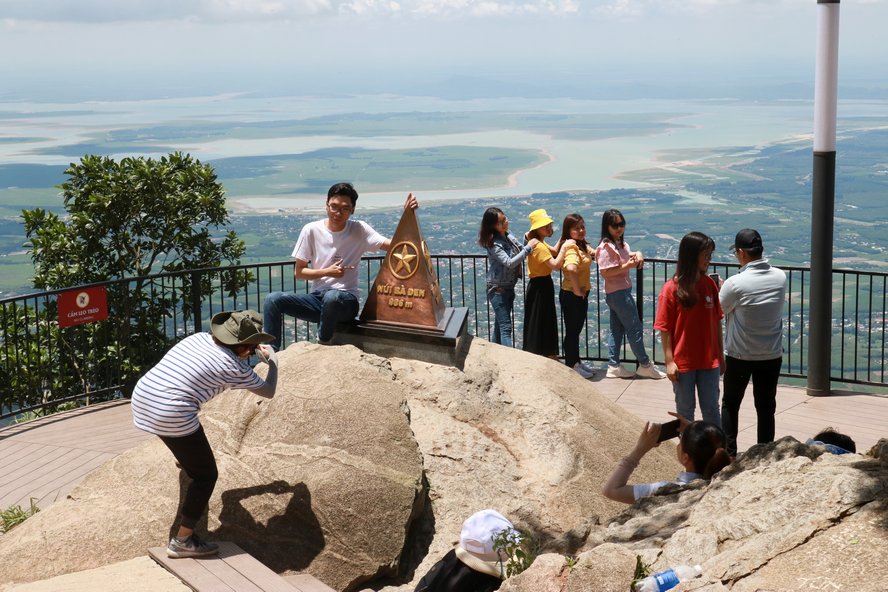 Từ cột mốc 986m, du khách có thể thu cả Tây Ninh vào trong tầm mắt.