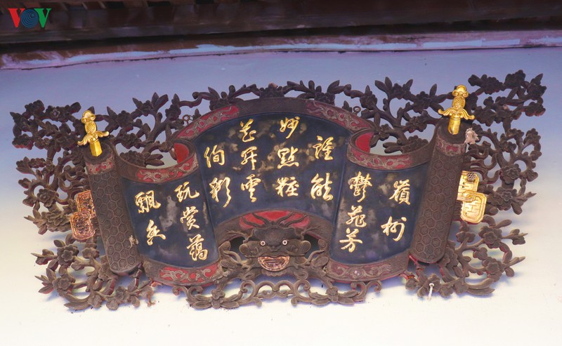 Bức cuốn thư cổ được treo trên cửa chính cũng được chạm trổ cầu kỳ và dát vàng một số chi tiết.