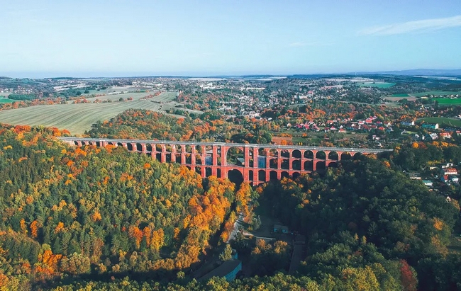 Cầu cạn Göltzsch nằm vắt ngang qua thung lũng sông Gotltz ở phía bắc Sachsen, cách thị trấn Reichenbach im Vogtland của Đức khoảng 4 km về phía tây. Cầu được xây dựng vào năm 1851 với chiều cao hơn 76m và được đỡ bằng 4 tầng vòm khác nhau - Ảnh: SHUTTERSTOCK