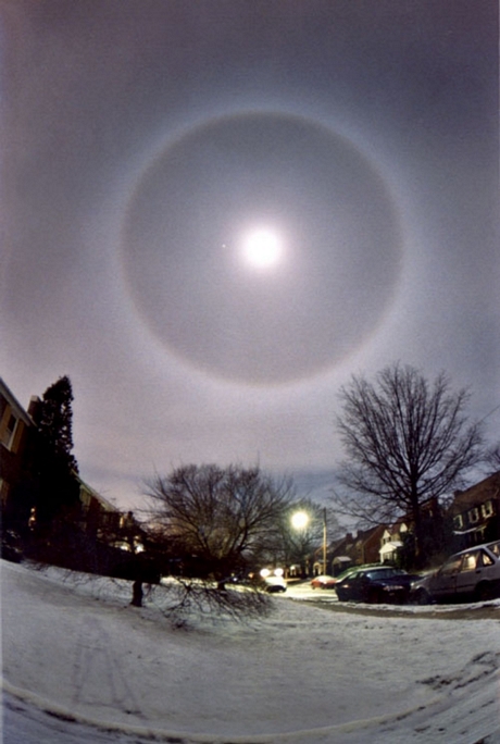 Hào quang mặt trăng ở Pennsylvania, Mỹ tháng 4/2003 - ảnh: Sarah McKay