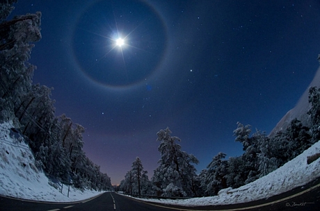 Hào quang mặt trăng ở vùng hoang vắng gần Marid, Tây Ban Nha vào tháng 12-2012 - ảnh: Dani Caxete