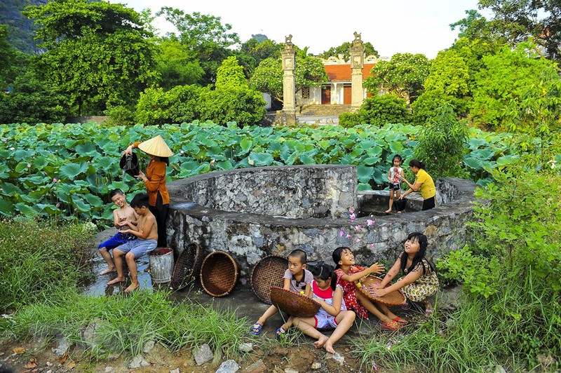 Người dân Hoa Lư sinh hoạt bên giếng làng.