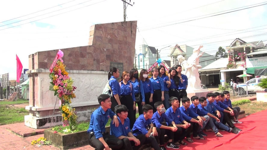 Các bạn đoàn viên thanh niên chụp ảnh lưu niệm tại Tượng đài Chiến thắng Cái Sơn.