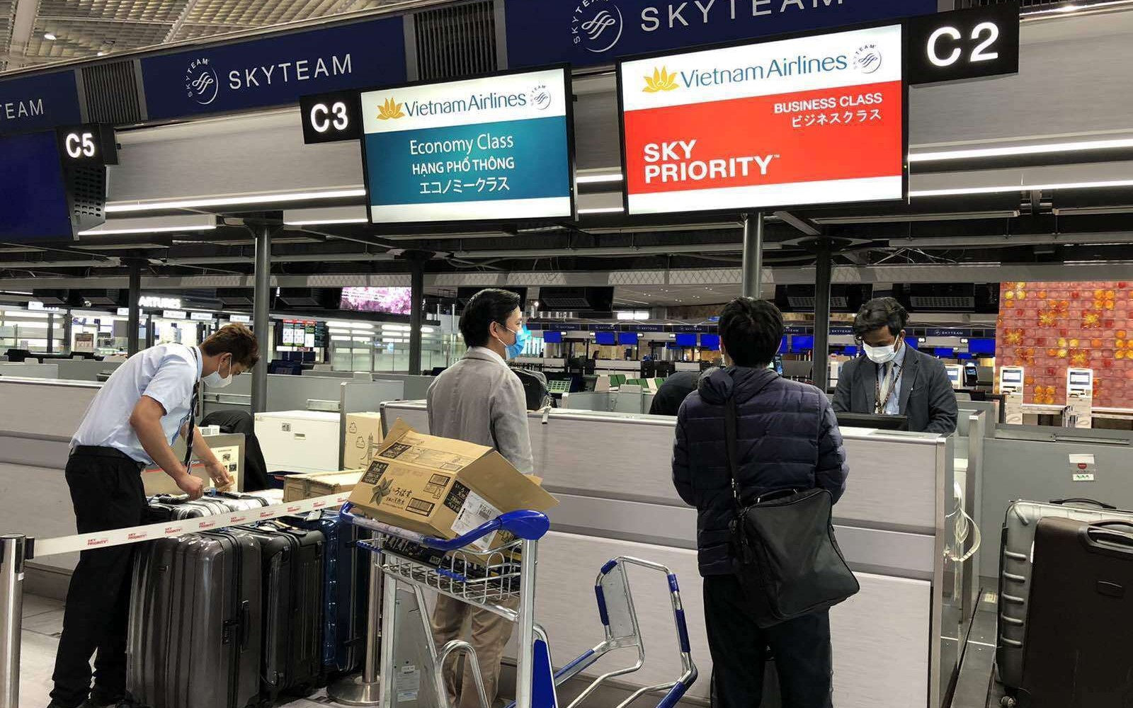 Hành khách làm thủ tục tại sân bay Narita, Tokyo, Nhật Bản (Ảnh: VietnamAirlines)