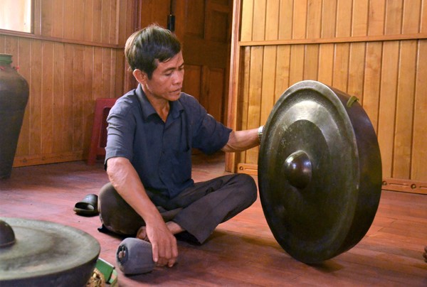 Ông Rơ Châm Lin bên chiếc chiêng Pat trị giá khoảng 300-400 triệu đồng.  Ảnh: baogialai.com.vn