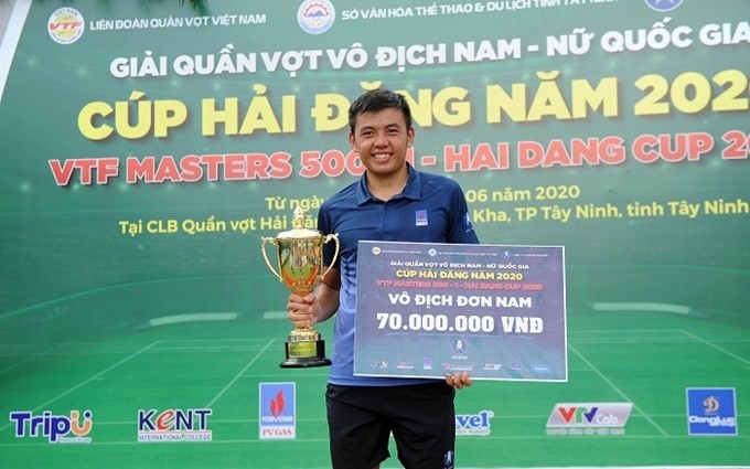 Lý Hoàng Nam nhận cúp và phần thưởng 70 triệu đồng cho chức vô địch đơn nam Giải quần vợt nam - nữ quốc gia 2020. (Ảnh: VTF)