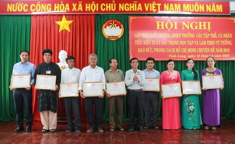 UBMTTQ Việt Nam tỉnh khen thưởng cho các cá nhân có thành tích xuất sắc trong học tập và làm theo Bác chuyên đề năm 2019.