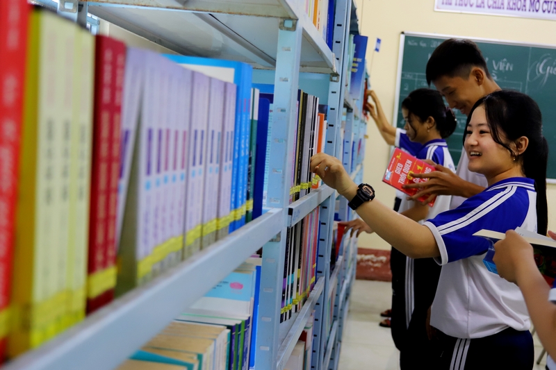 Thư viện trong trường học đáp ứng nhu cầu đọc của các em học sinh.