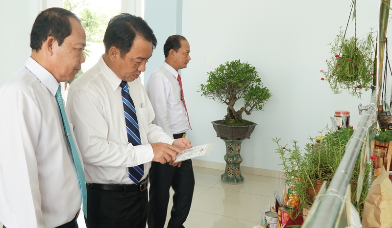 Đồng chí Lữ Quang Ngời- Chủ tịch UBND tỉnh (thứ 2 từ trái qua) cùng đại biểu tham quan tại khu trưng bày, tìm hiểu về sản phẩm tảo xoắn Mê Kông (xã Tân Hạnh).