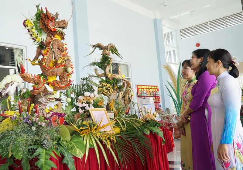 Giữa khu trưng bày là tác phẩm Rồng Việt của nghệ nhân ưu tú Đỗ Thiếu Sơn được tạo thành từ nhiều loại cây trái.