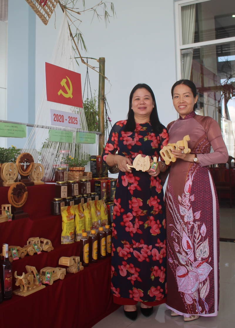 Sản phẩm đồ chơi gỗ Meo Meo của Công ty TNHH MTV Mỹ thuật Tây Long (xã Phước Hậu) được đánh giá là một trong những cơ sở sản xuất đồ chơi gỗ hàng đầu trong tỉnh Vĩnh Long và cả khu vực ĐBSCL, đạt danh hiệu sản phẩm công nghiệp nông thôn tiêu biểu năm 2018.