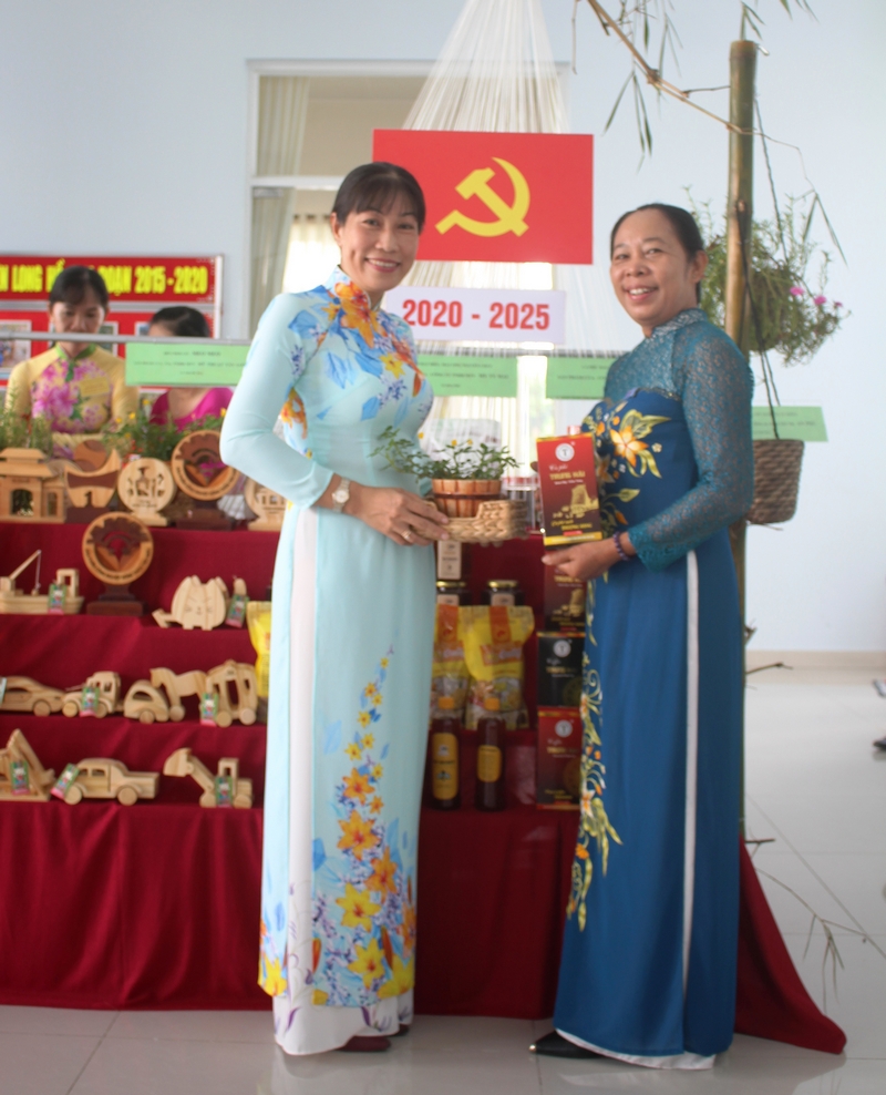 Đại biểu xem hàng thủ công mỹ nghệ xuất khẩu của HTX Gia công và sản xuất thủ công mỹ nghệ xuất khẩu An Phú (xã Phú Đức) và cà phê Trung Hải (xã Lộc Hòa).
