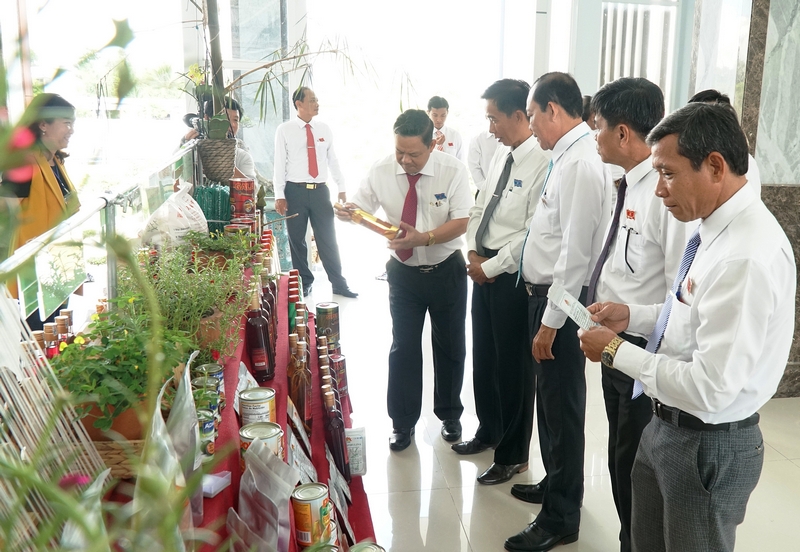 Đại biểu tham quan gian hàng sản phẩm của ngành công thương Long Hồ với 12 loại sản phẩm tiêu biểu được trưng bày tại đại hội.