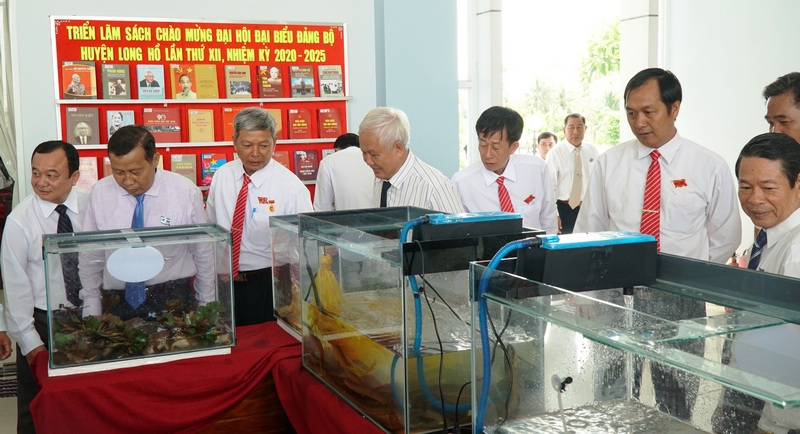 Đại biểu tham quan khu trưng bày thủy sản với các sản phẩm tiêu biểu huyện Long Hồ như: cá điêu hồng, lươn giống nhân tạo và ếch thịt.