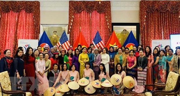 Ban điều hành Hội Phụ nữ ASEAN tại Washington DC (AWC-DC) chụp ảnh chung cùng các thành viên của hội và khách mời. (Ảnh: Đặng Huyền/TTXVN)
