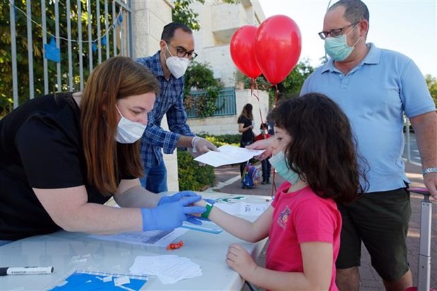 Học sinh được kiểm tra sức khỏe trước khi vào lớp tại Modiin, Israel, ngày 3/5/2020. (Ảnh: THX/TTXVN)