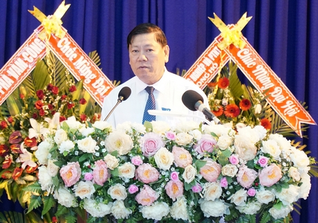 Bí thư Tỉnh ủy- Trần Văn Rón phát biểu chỉ đạo tại buổi họp rút kinh nghiệm.