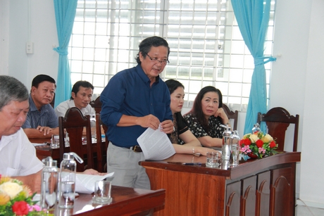 Tổng Biên tập Báo Vĩnh Long Nguyễn Hữu Khánh phát biểu tại buổi họp giao ban.