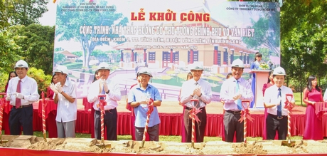 Các đại biểu thực hiện nghi thức khởi công công trình nhà thắp hương cố Thủ tướng Chính phủ Võ Văn Kiệt.