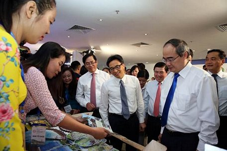 Bí thư Thành ủy TPHCM Nguyễn Thiện Nhân, Phó Thủ tướng Vũ Đức Đam thăm một gian hàng giới thiệu du lịch vùng Đông Nam Bộ. Ảnh: VGP/Mạnh Hùng