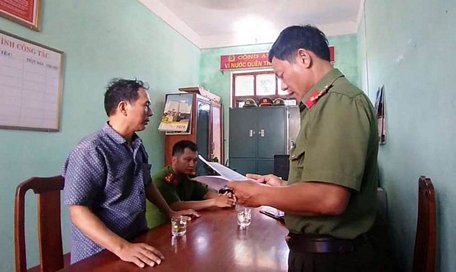 Công an tỉnh Quảng Bình đọc lệnh xử phạt một trường hợp vi phạm khi đăng tải thông tin thất thiệt trên Facebook