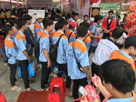 Sinh viên, học sinh tỉnh Vĩnh Long tham gia ngày hội việc làm năm 2019, với chủ đề gắn kết dạy nghề- việc làm- xuất khẩu lao động.