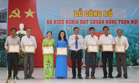 Phó Chủ tịch Thường trực UBND huyện Vũng Liêm Lê Văn Đôi trao giấy khen của UBND huyện cho các tập thể xuất sắc. 
