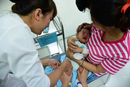 Trẻ em tiêm vắcxin tại trung tâm tiêm chủng trên đường Hoàng Văn Thụ, Q. Phú Nhuận, TP.HCM - Ảnh: QUANG ĐỊNH