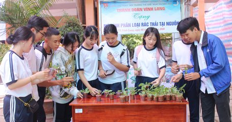 Đoàn viên, học sinh tích cực tham gia đổi rác thải nhựa để lấy cây xanh về trồng