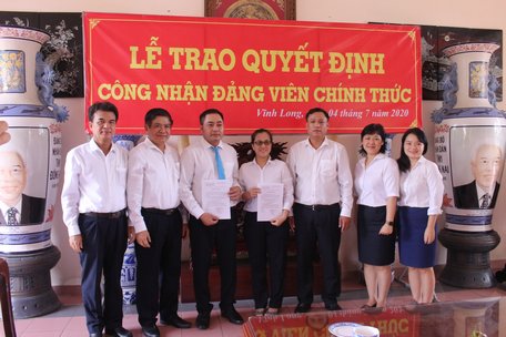Trao quyết định chuyển đảng chính thức cho 2 đảng viên Đỗ Ngân Hà và Trần Phi Hùng