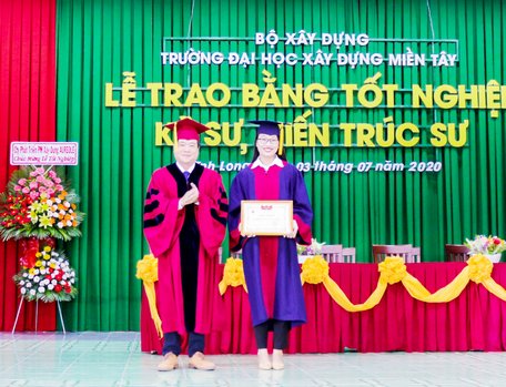  Tân kỹ sư Nguyễn Thị Hồng Cúc tốt nghiệp thủ khoa toàn khóa.