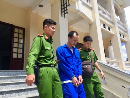 Lực lượng công an dẫn giải bị cáo Nguyễn Văn Trắng sau khi kết thúc phiên tòa sơ thẩm.