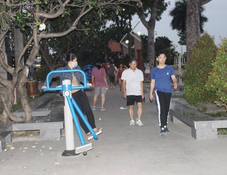 Quảng trường TP Vĩnh Long là một trong những điểm đến tập luyện thể dục được người dân ưa thích.