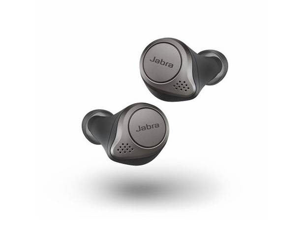 Tai nghe như không dây Jabra Elite 75T; có dây Sony Walkman NW-WS413 có tính năng chống thấm, sạc nhanh và thời gian hoạt động bền bỉ cho phép người dùng vừa bơi vừa nghe những bài hát yêu thích.