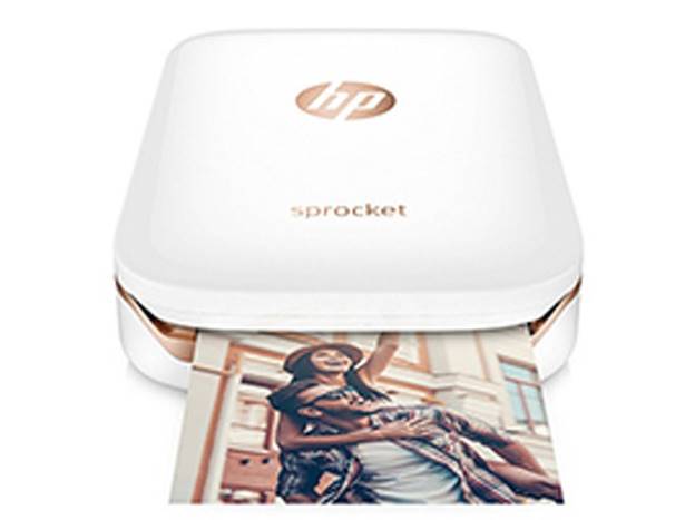 Máy in HP Sprocket giúp mỗi du khách có thể in ảnh từ điện thoại thông minh hoặc máy tính bảng một cách đơn giản. Ảnh in với nhãn dán ở định dạng 5 x 7.6 cm.