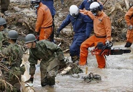 Nhân viên cứu hộ tìm kiếm nạn nhân tại hiện trường vụ lở đất do mưa lớn ở tỉnh Kumamoto, Nhật Bản ngày 6/7/2020. Ảnh: Kyodo/TTXVN