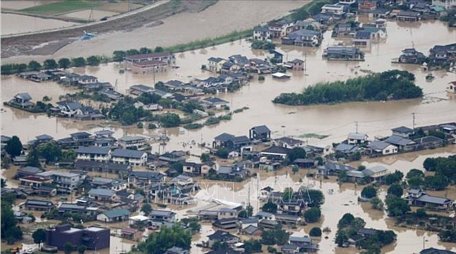 Những ngôi nhà chìm trong nước lũ do mưa lớn ở Hitoyoshi, quận Kumamoto, phía Nam Kyushu, Nhật Bản ngày 4/7/2020. Ảnh: AFP/TTXVN